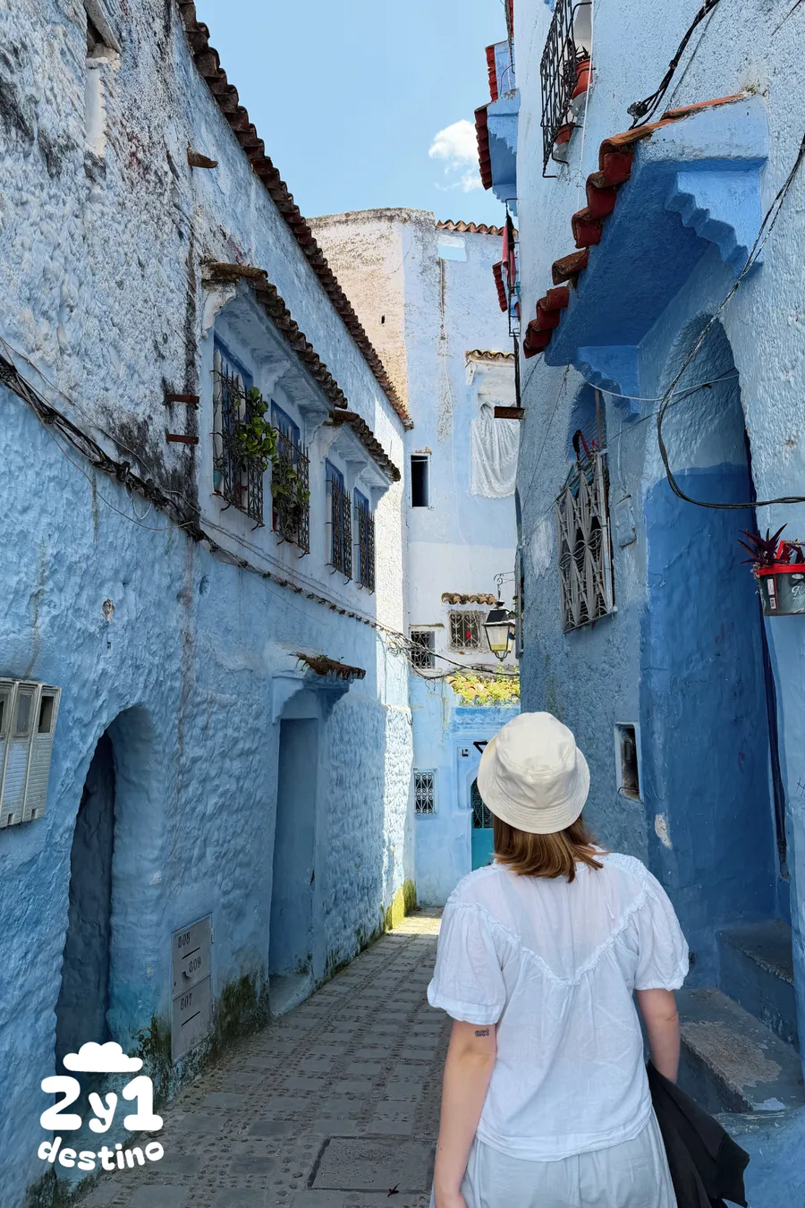 Chica callejeando las calles azules de Chefchaouen