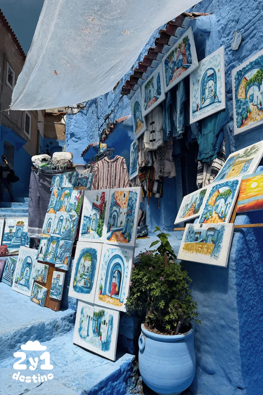 Chica caminando por las calles encantadoras de Chefchaouen