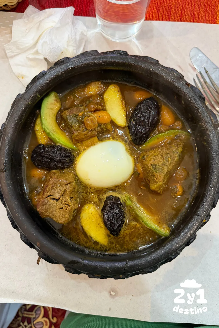 Delicioso tajine de carne con ciruelas - plato de Marruecos