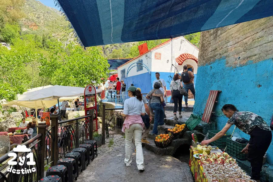Chica con calzado cómodo en las calles de Chefchaouen