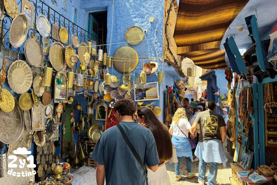 Pareja viendo comercios en calle de Chefchaouen