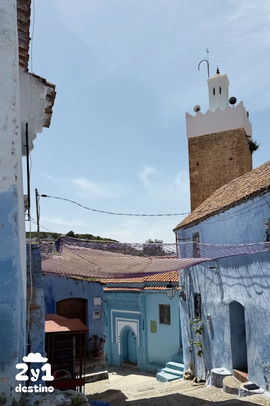 Callejón azul con escaleras y macetas en Chefchaouen