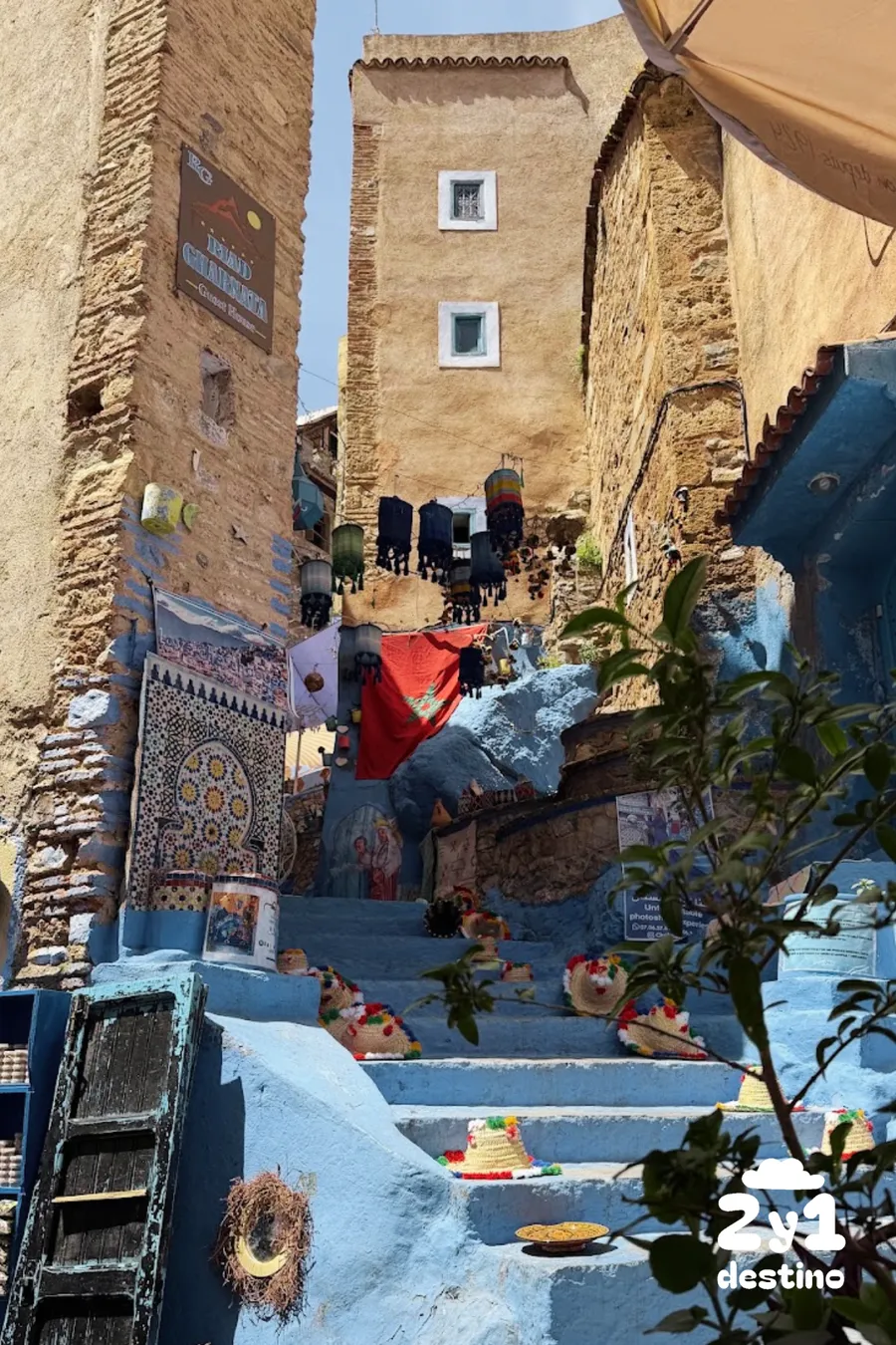 Callejón azul con escaleras y macetas, rincón más fotogénicos de Chefchaouen