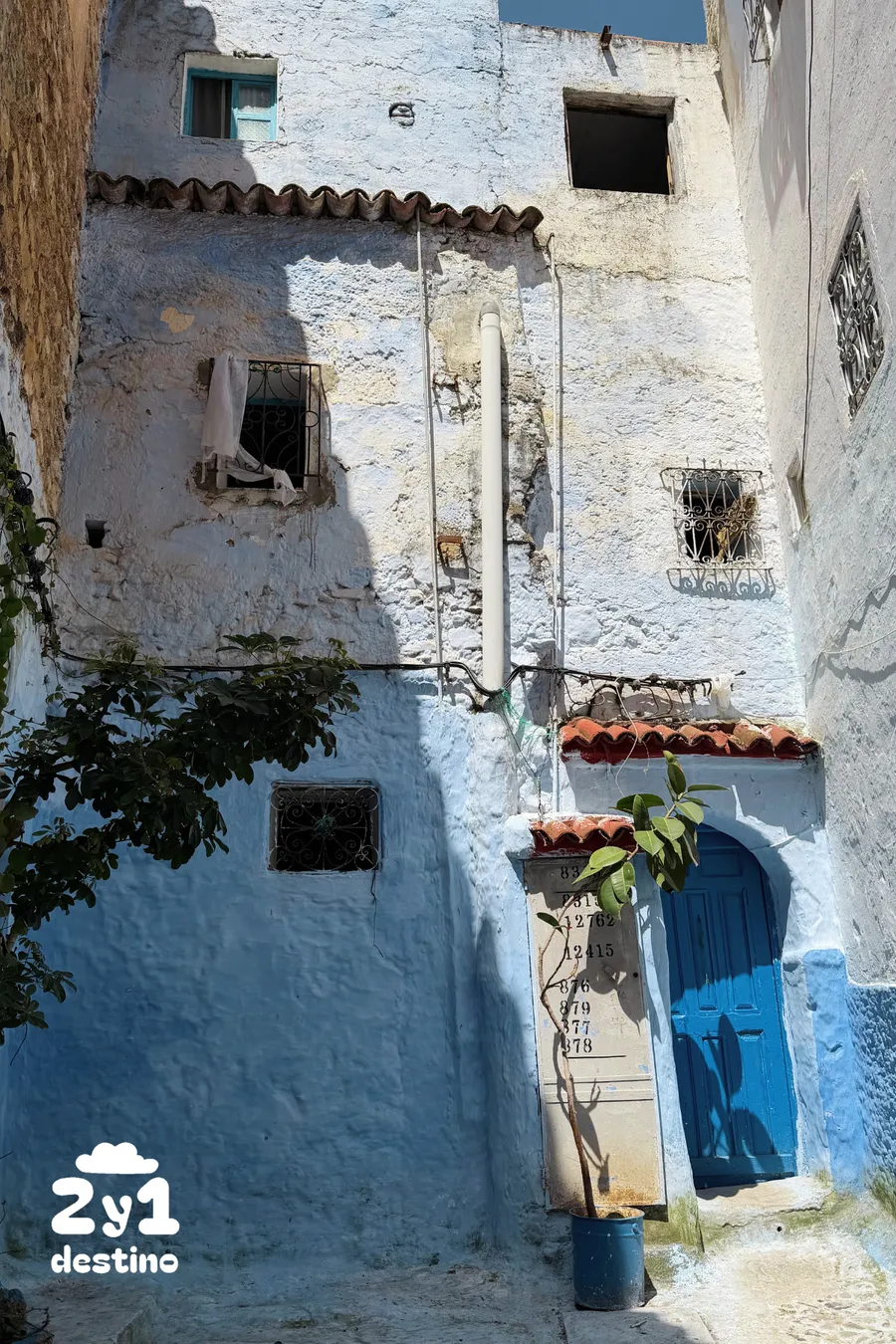 Fachada azul con entrada de casa en Chefchaouen, ciudad azul de Marruecos