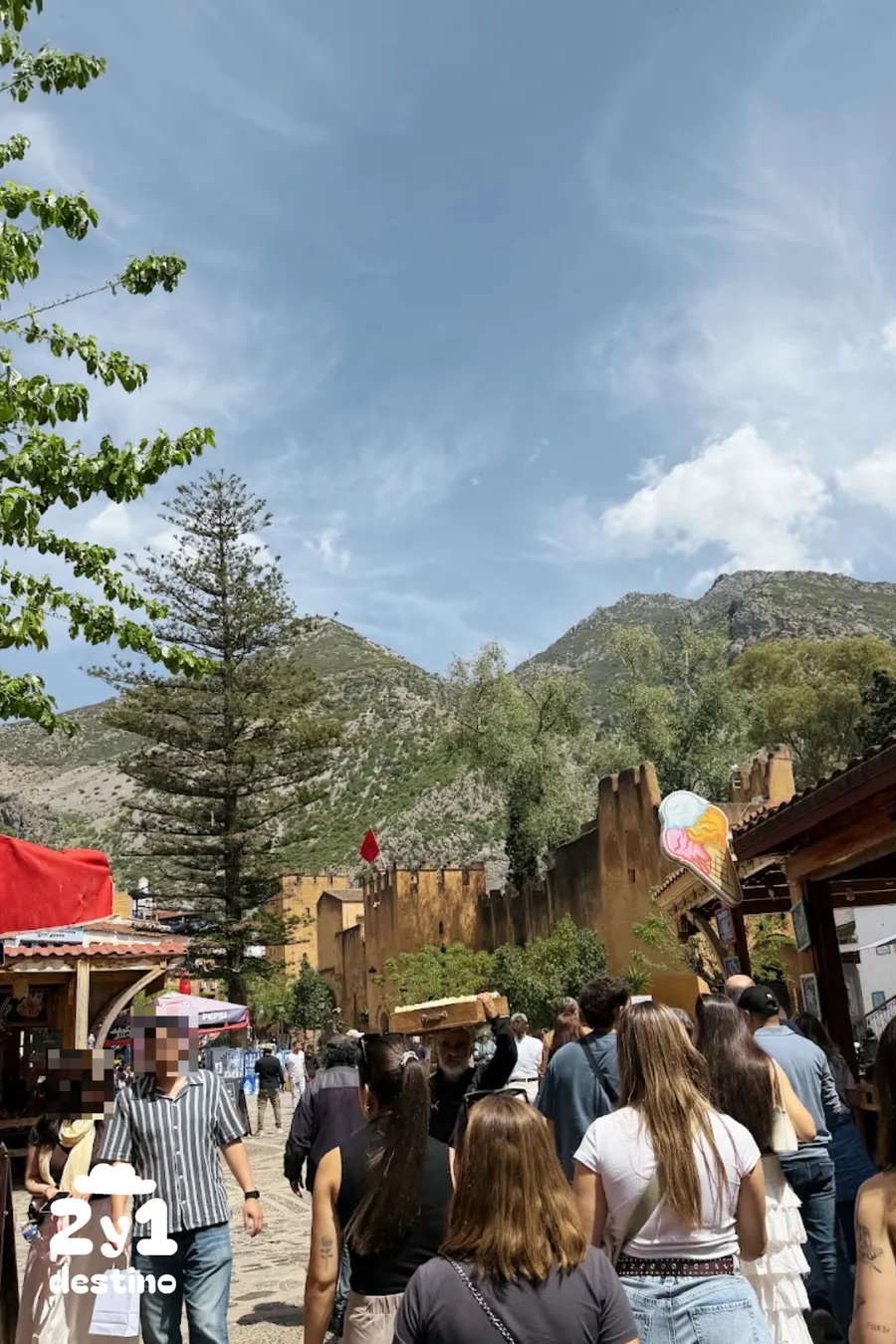 Kasbah de Chefchaouen con sus murallas rojizas junto a la Plaza Uta el-Hammam