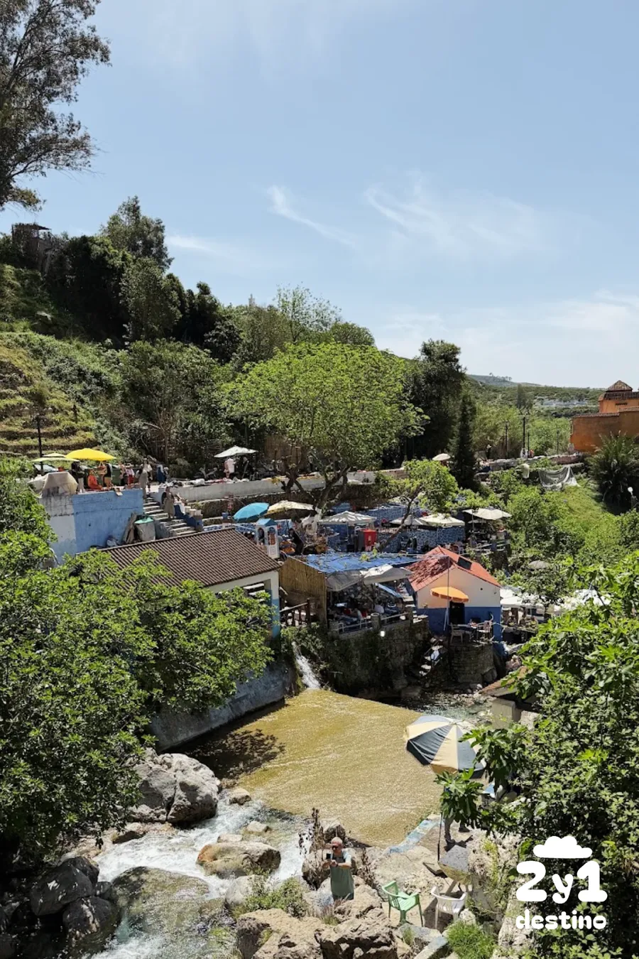 Manantial Ras El Ma junto a la medina de Chefchaouen y las montañas del Rif