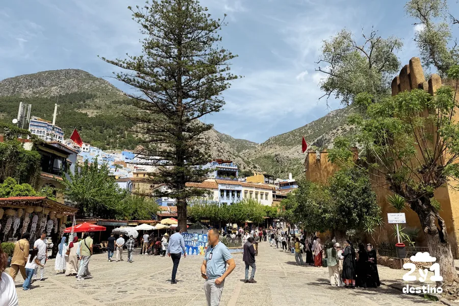 Plaza Uta el-Hammam con la Kasbah y la Gran Mezquita de Chefchaouen