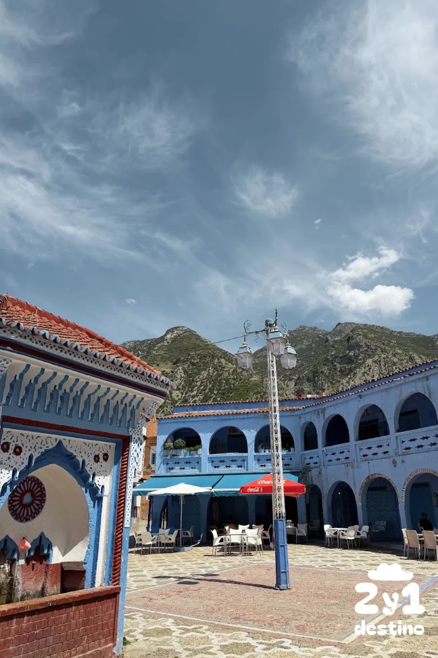Plaza el Hauta con fuente central en Chefchaouen
