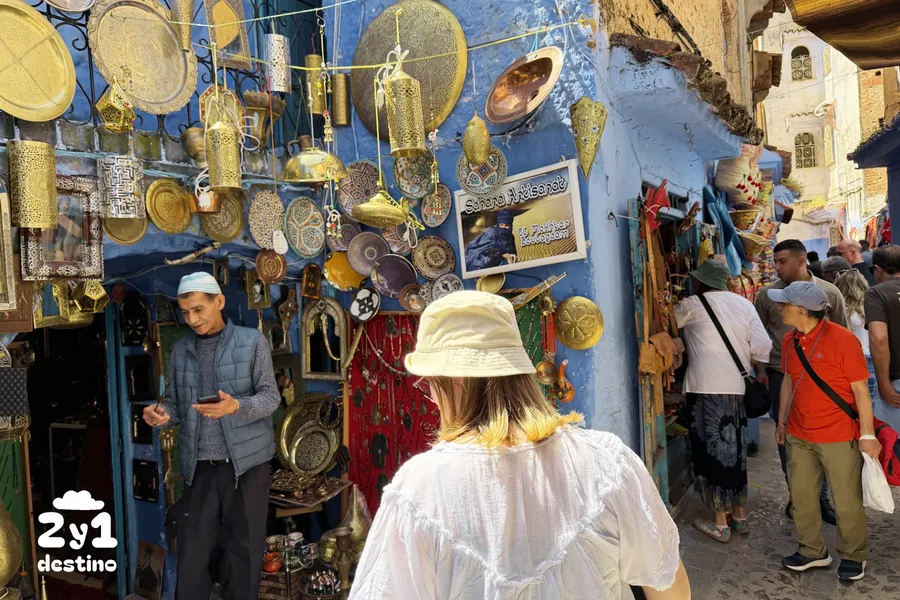 Tienda de artesanía en la medina de Chefchaouen con chica, cerámica, tejidos y recuerdos marroquíes